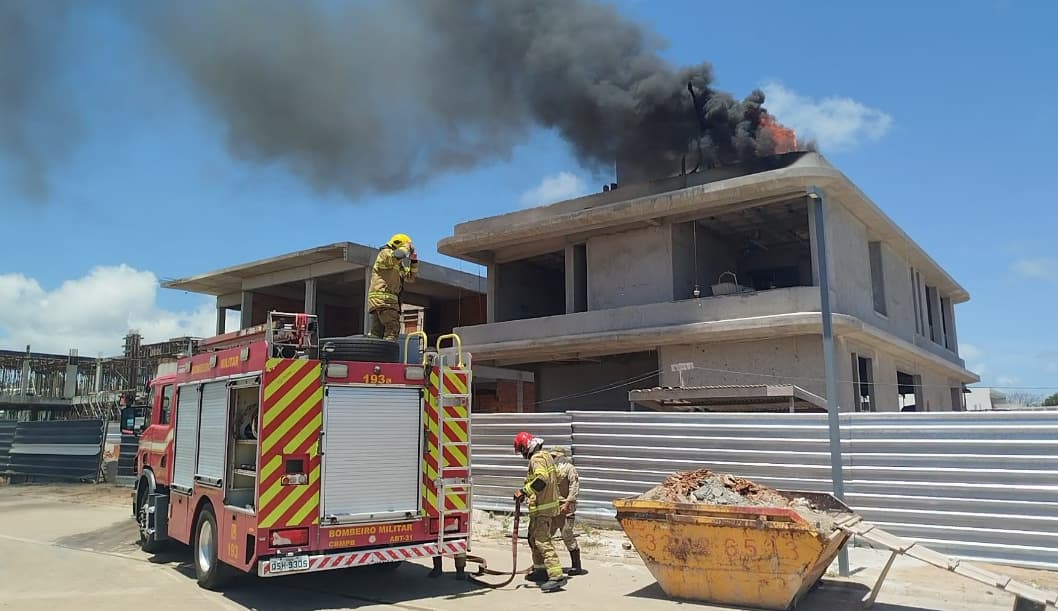 Incêndio: casa pega fogo em condomínio de luxo no Altiplano e assusta populares