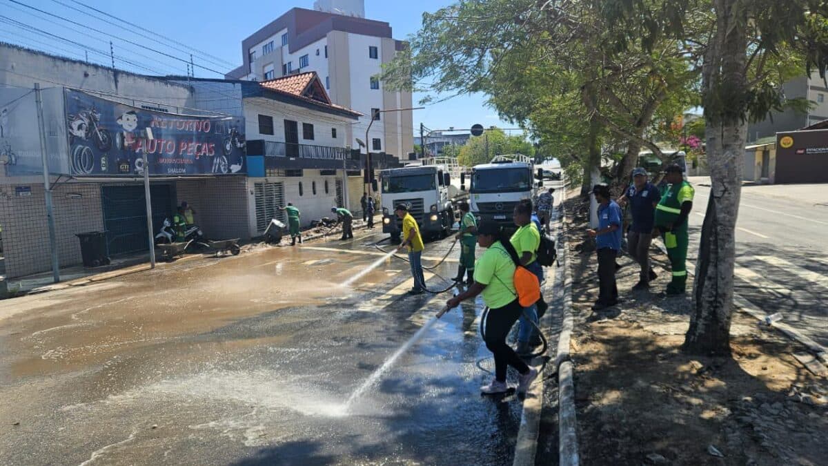 Limpeza de ruas e desobstrução de galerias após rompimento de reservatório da Cagepa mobiliza equipe