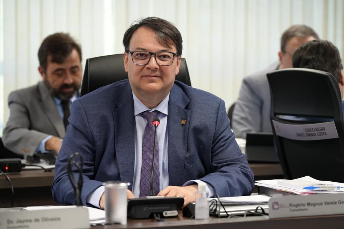 Obra homenageia o advogado e professor Rogério Magnus Varela pelos seus 50 anos e celebra sua contribuição ao Direito brasileiro