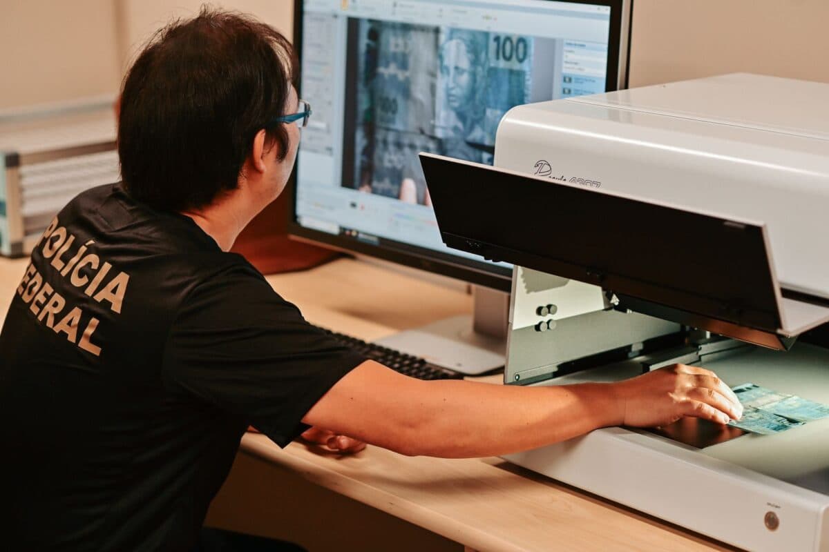 Polícia Federal apreende material usado na comercialização de dinheiro falso que era enviado pelos Correios