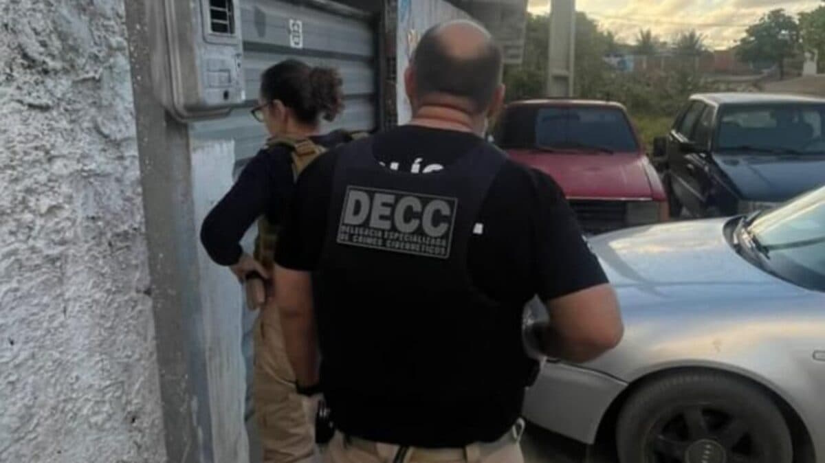 Polícia cumpre mandado contra suspeito de oferecer dinheiro para sair com adolescente de 14 anos, em João Pessoa