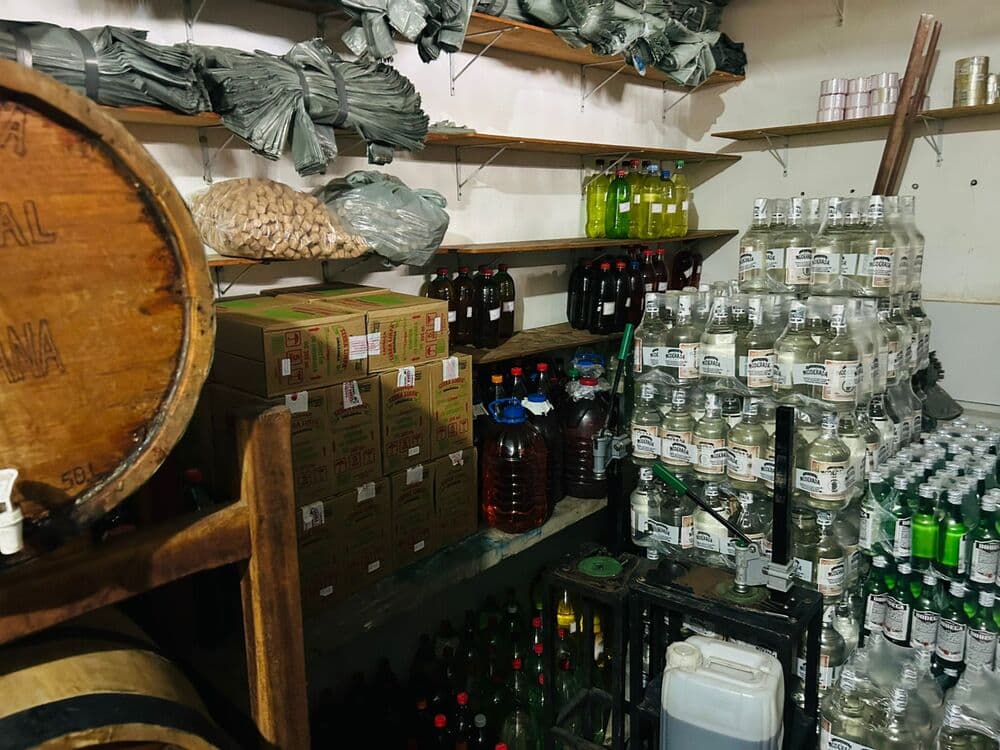 Operação em Campina Grande fecha fábricas sem registros, prende donos e examinará bebidas