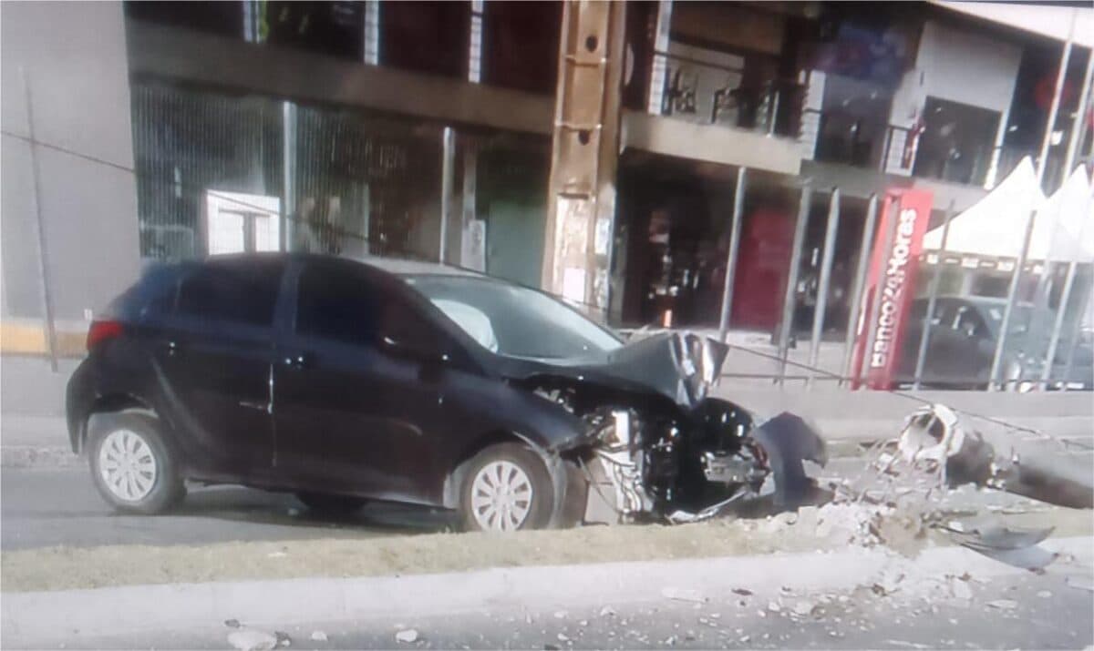 Carro derruba poste na avenida principal dos Bancários