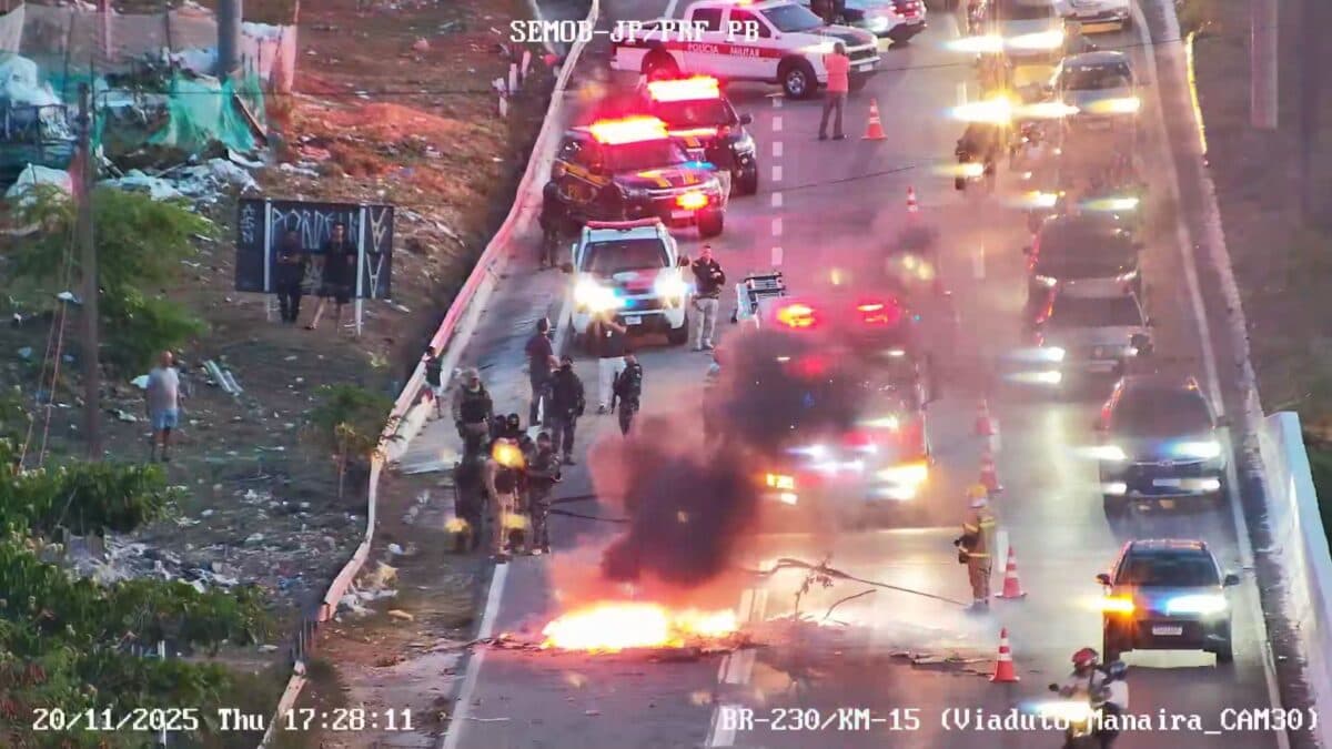 Moradores do bairro São José bloqueiam BR-230 em protesto contra falta de água