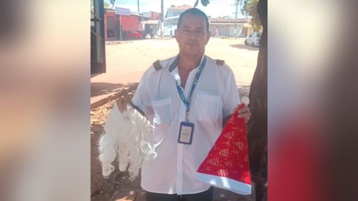 Motorista de ônibus entra no clima de Natal, usa fantasia de Papai Noel, mas ganha notificação da Semob-JP; caso gera revolta