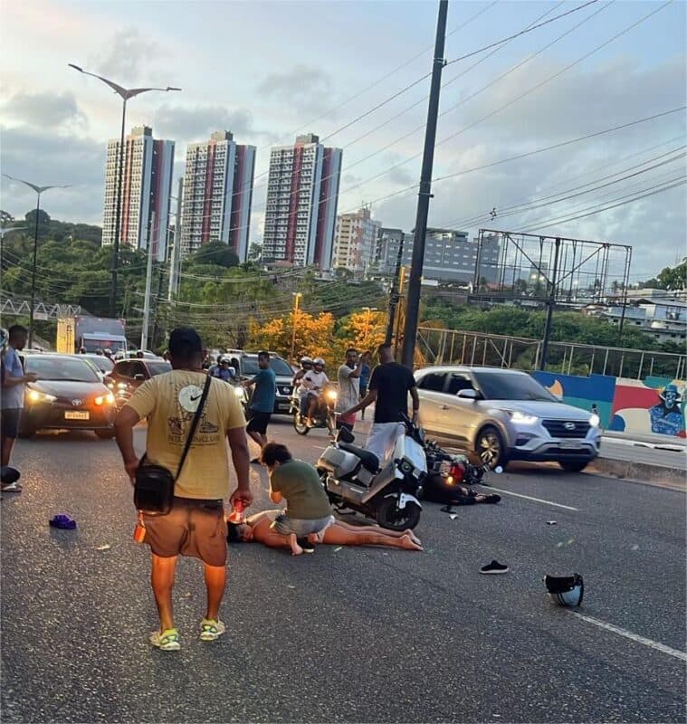 Acidente envolvendo três motos deixa feridos na Avenida Pedro II