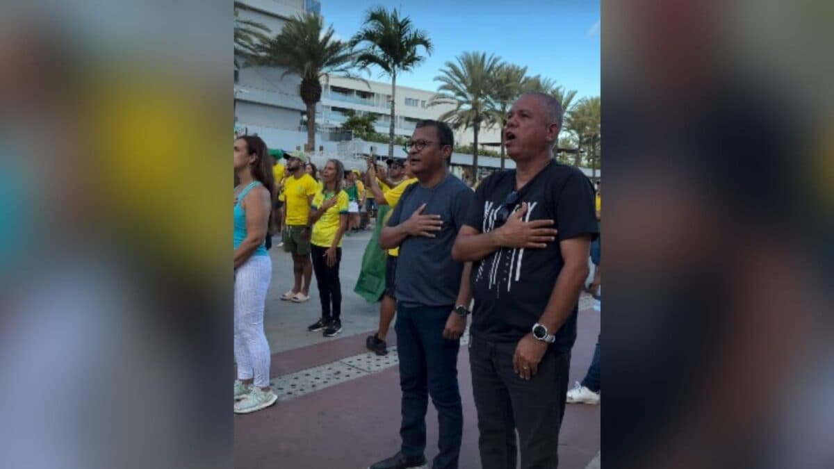 Apoiadores de Bolsonaro protestam em João Pessoa contra prisão do ex-presidente
