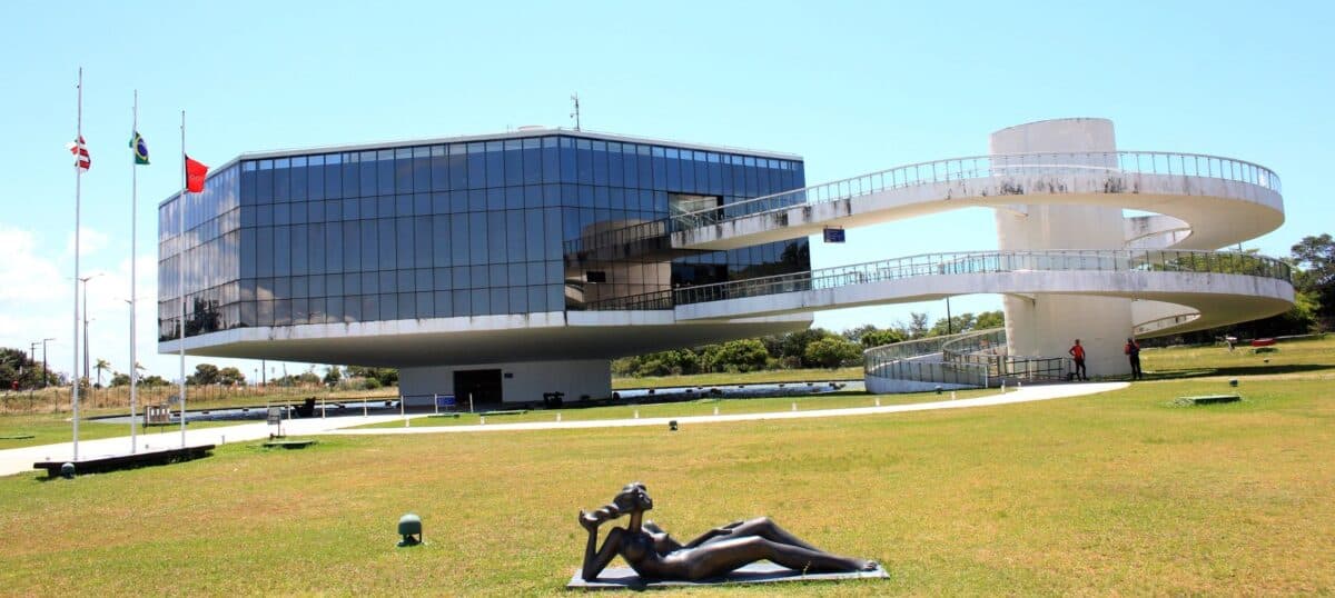 Milanez Neto lamenta que obra de Niemeyer se transforme em palco de leilão de cavalos e depósito de banheiros químicos