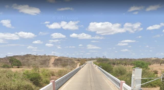Ponte sobre o Rio Piancó é interditada para o tráfego de veículos pesados