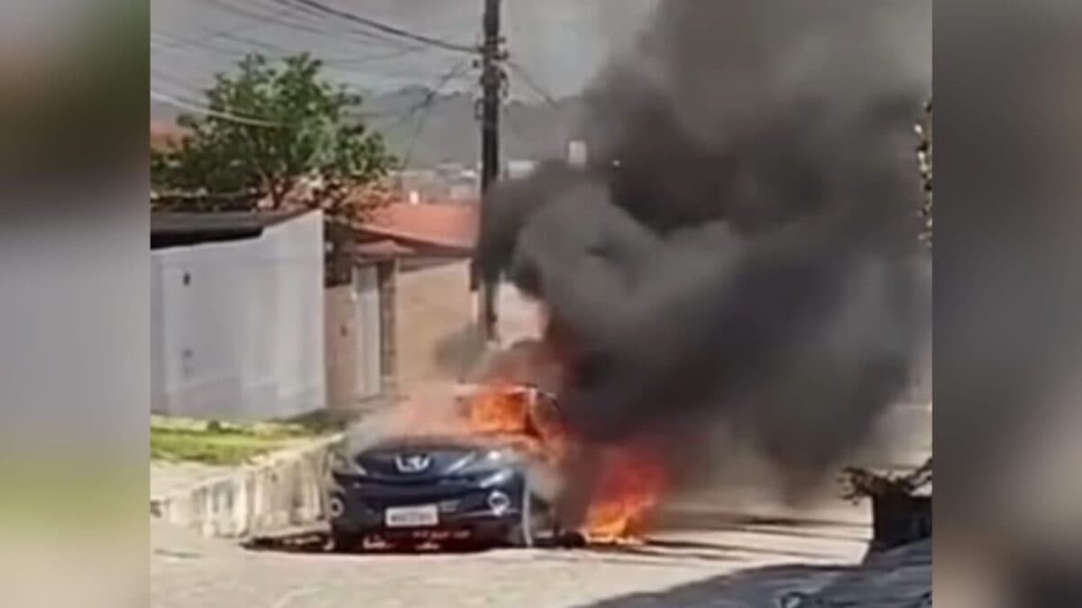 VÍDEO: incêndio destrói carro no Valentina, em João Pessoa