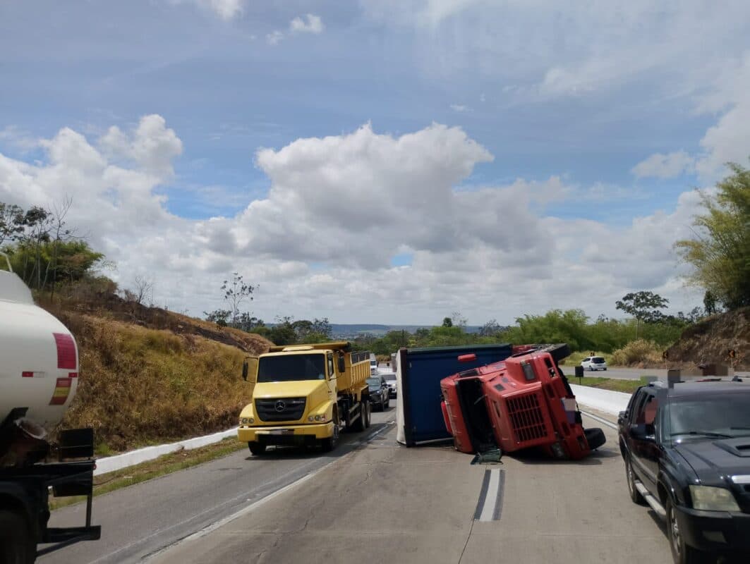 Motorista de carreta perde controle, tomba veículo e trânsito na BR-101 trava entre Pernambuco e Paraíba