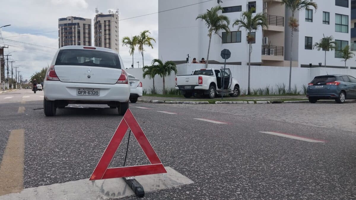 Caminhonete invade calçada em Intermares após motorista cruzar avenida e bater em carro