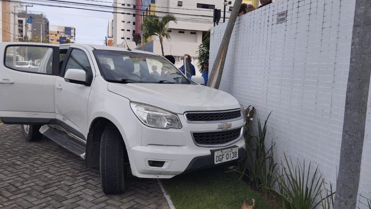 VÍDEO: câmera flagra caminhonete em alta velocidade antes de bater em carro e invadir calçada em Intermares