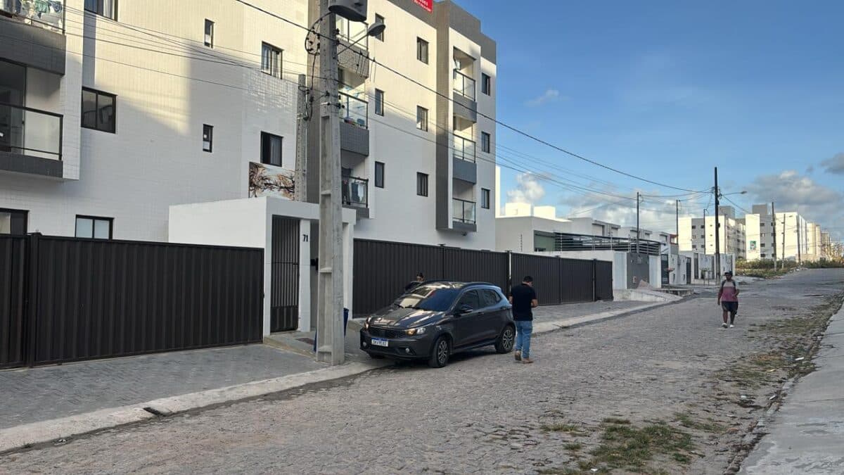 Polícia prende pai e filho que se passavam por corretores de imóveis para aplicar golpes em Campina Grande