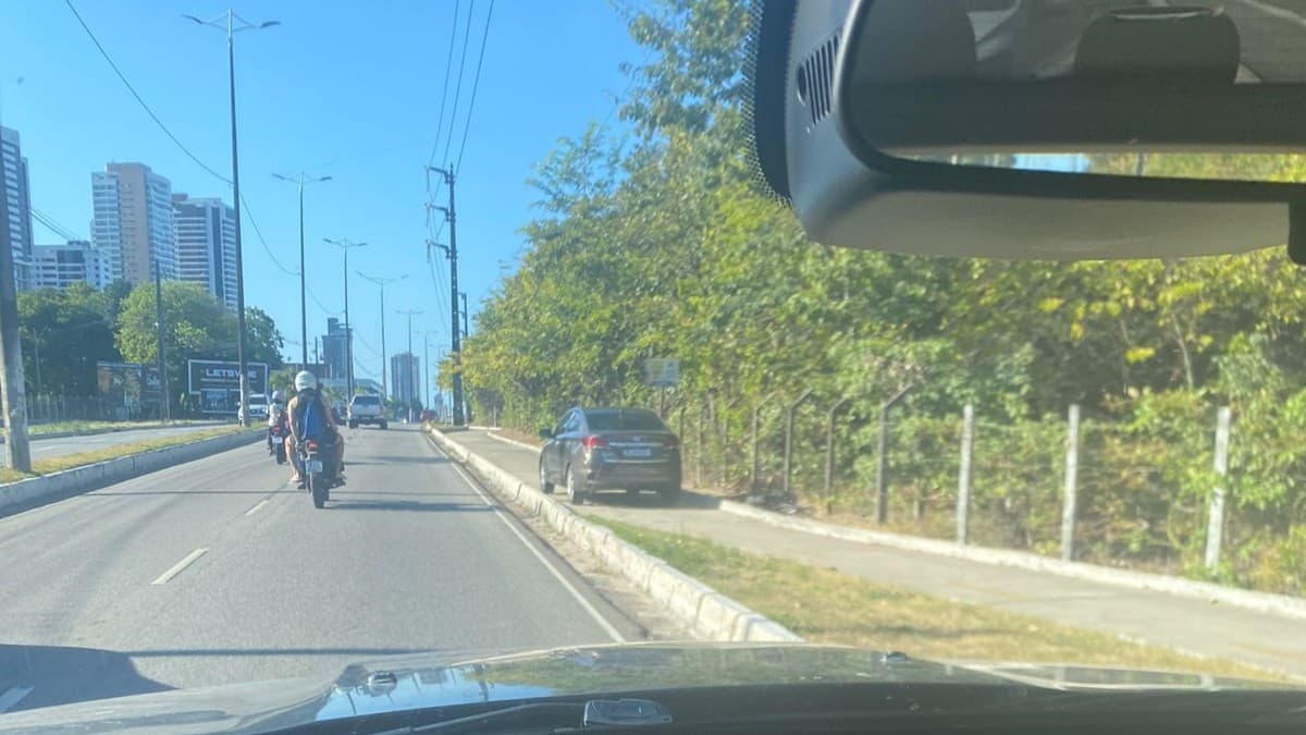 FLAGRA: carro invade e trafega por ciclovia no Altiplano, em João Pessoa