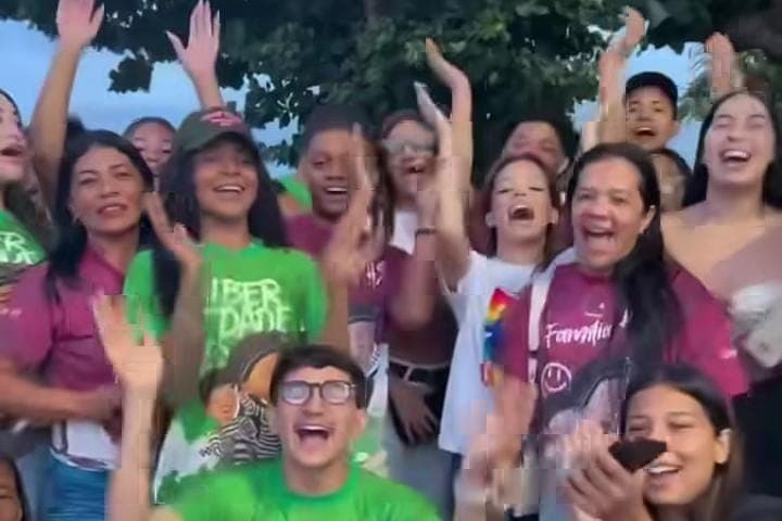 Kamylinha e fãs de Hytalo Santos fazem protesto e pedem liberdade em frente ao presídio do Roger