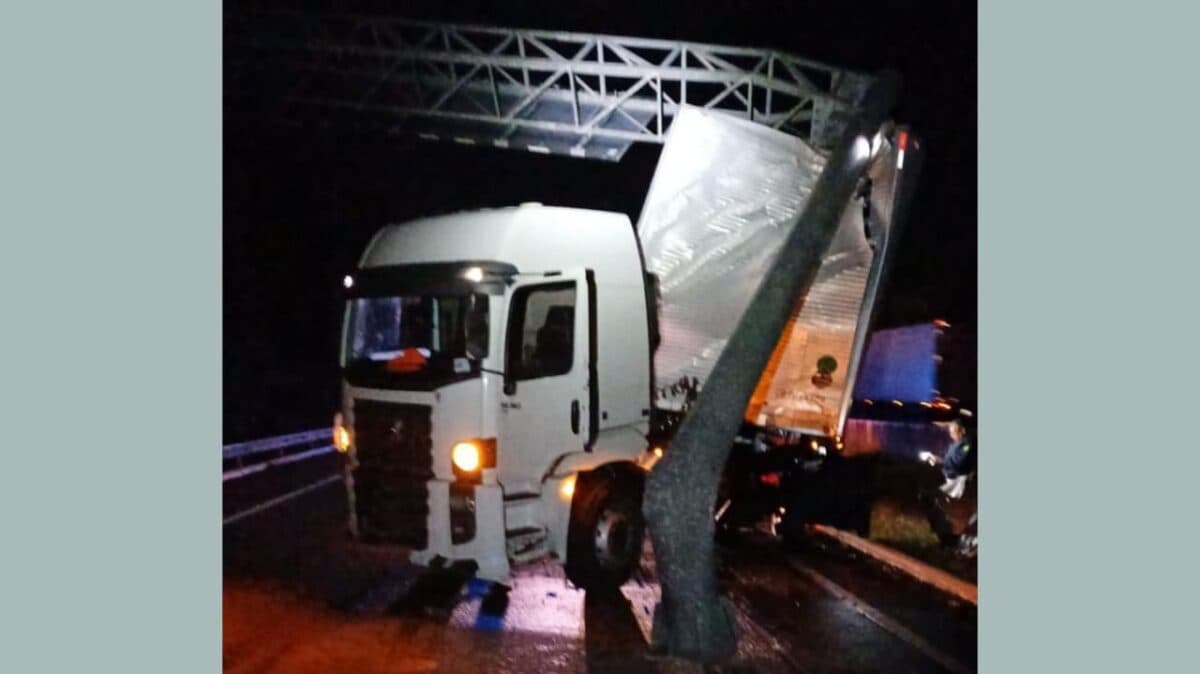 Carreta atinge estrutura de sinalização e bloqueia parcialmente BR-101, em Santa Rita