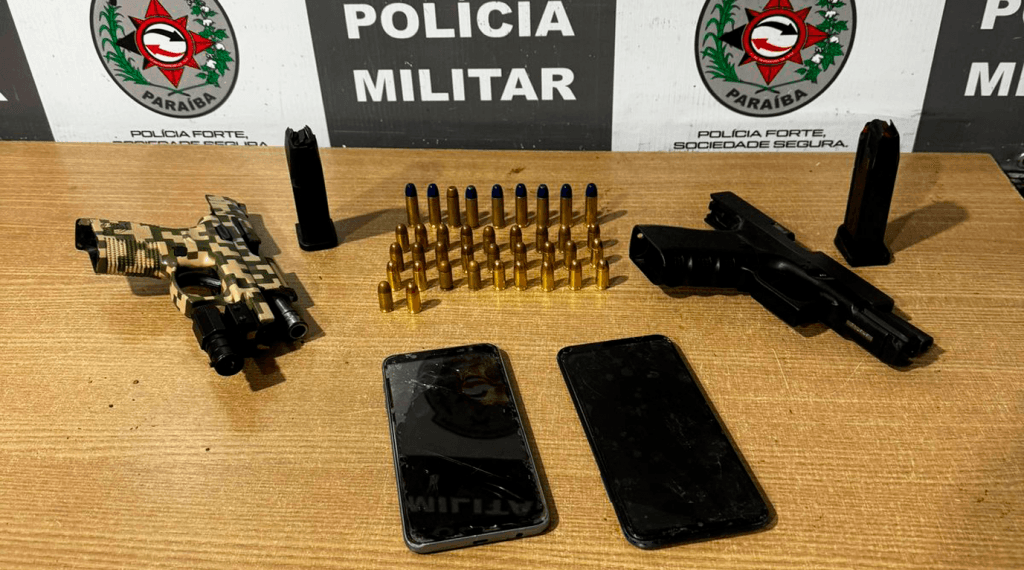 Dupla é presa em flagrante e polícia recupera motocicleta tomada em assalto na Grande João Pessoa