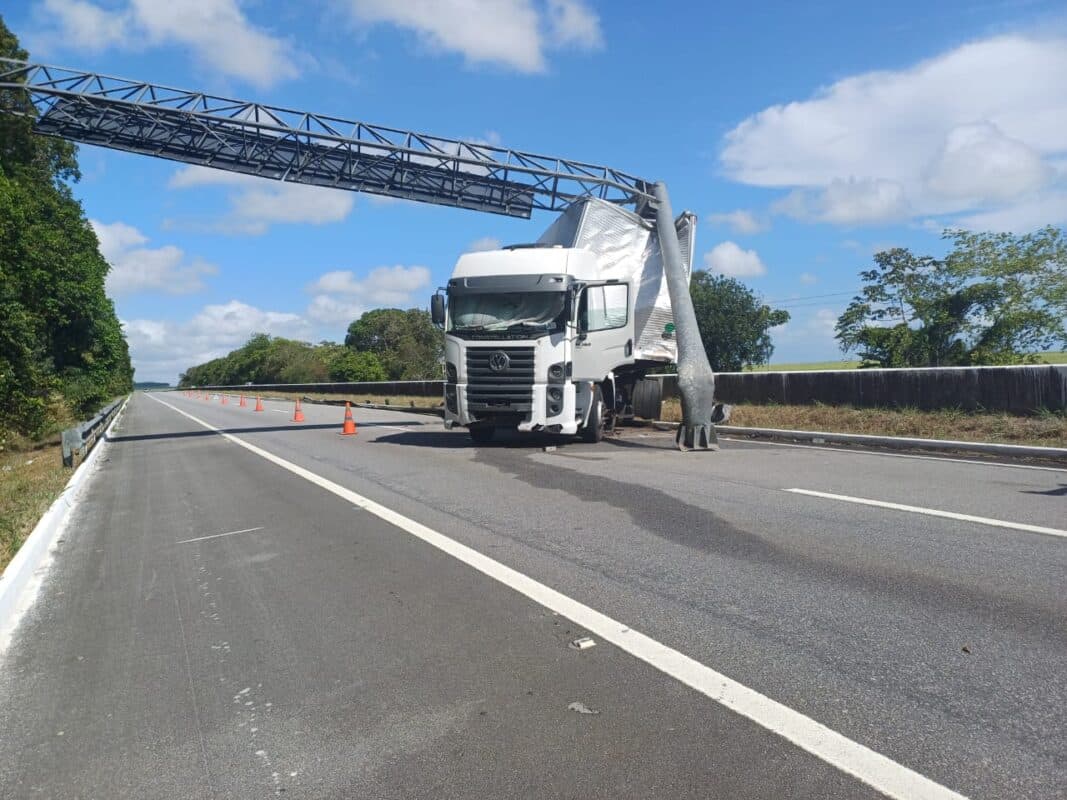 Carreta atinge estrutura de sinalização e bloqueia parcialmente BR-101, em Santa Rita
