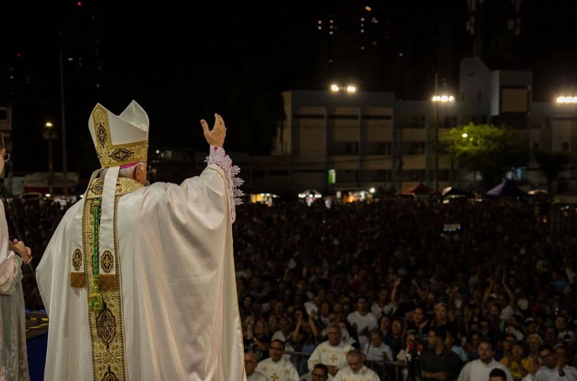 Em missa da padroeira de Campina Grande, Bispo critica falta de luz: “quase não vejo o rosto de vocês pela escuridão nessa praça”