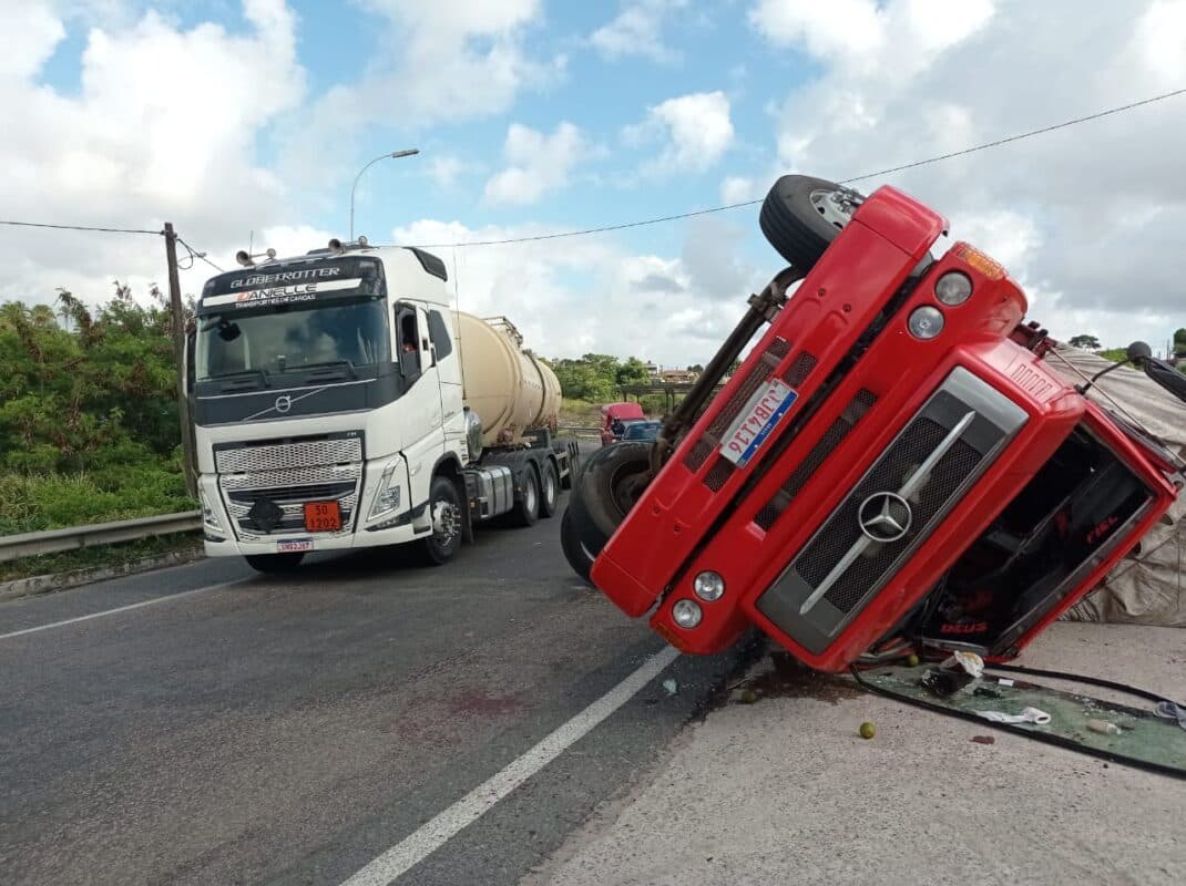 Caminhão com carga de madeira tomba no viaduto das Três Lagoas, em João Pessoa
