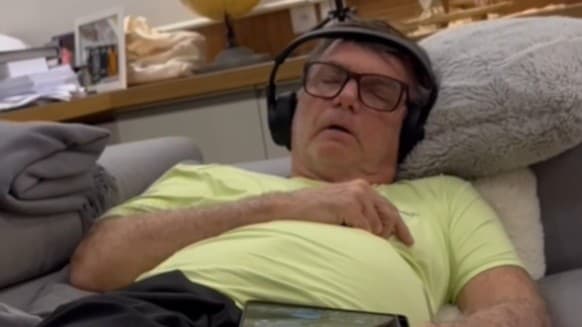 Carlos Bolsonaro publica vídeo do pai com crise de soluço enquanto dorme: "ele pode morrer"