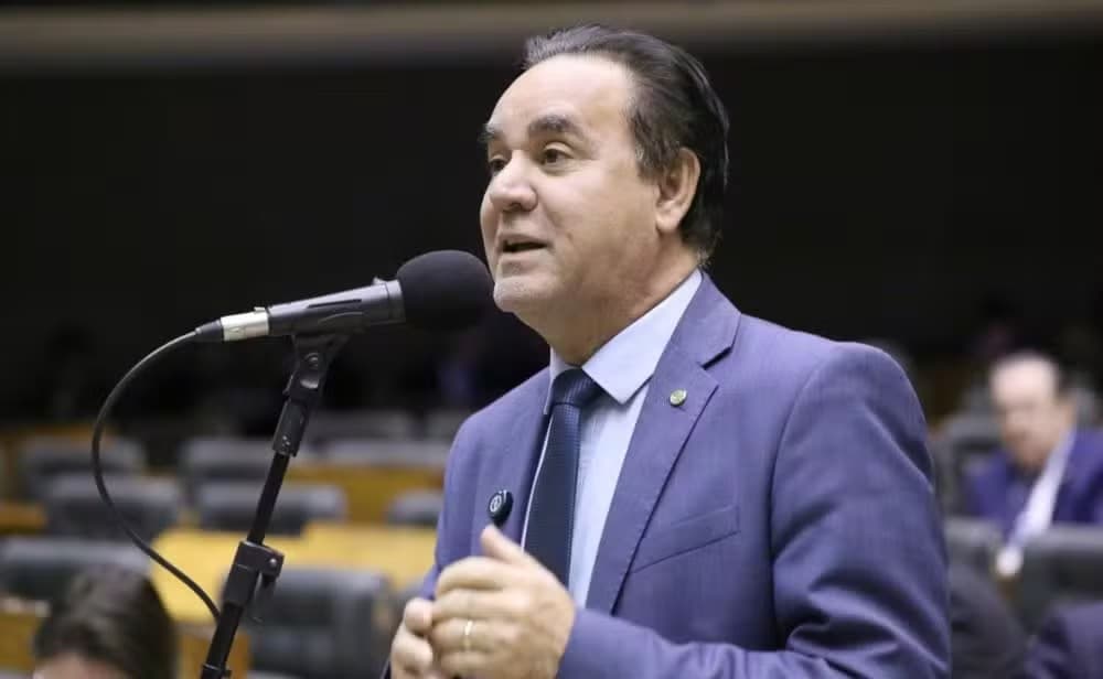 Após renúncia de Carla Zambelli, suplente toma posse na Câmara Federal