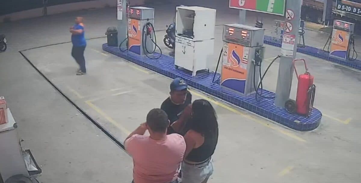 Homem agride mulher com socos e capacete em posto de combustível em São José dos Ramos