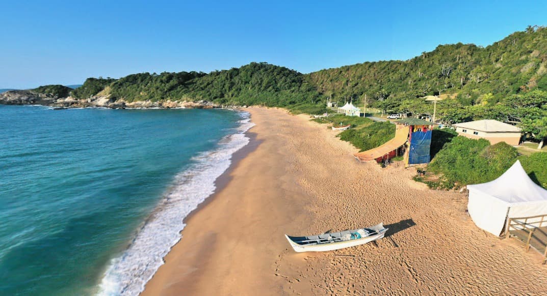 Primeira praia de nudismo do Brasil tem naturismo proibido após decisão da prefeitura de Balneário Camboriú