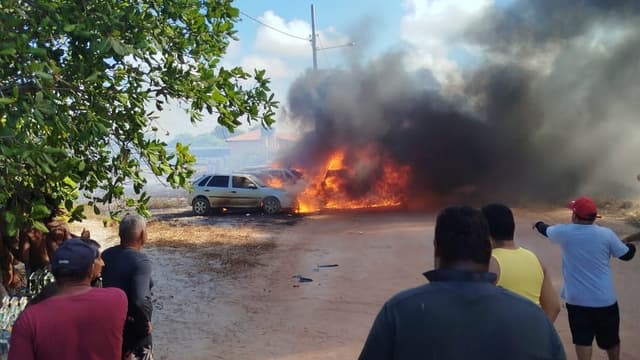 Incêndio atinge veículos durante procissão em praia do Litoral Norte da Paraíba Incêndio atinge veículos durante procissão em praia do Litoral Norte da Paraíba