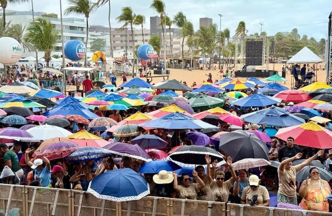Centenas de fãs já se aglomeram em frente a palco onde Frei Gilson se apresentará em João Pessoa