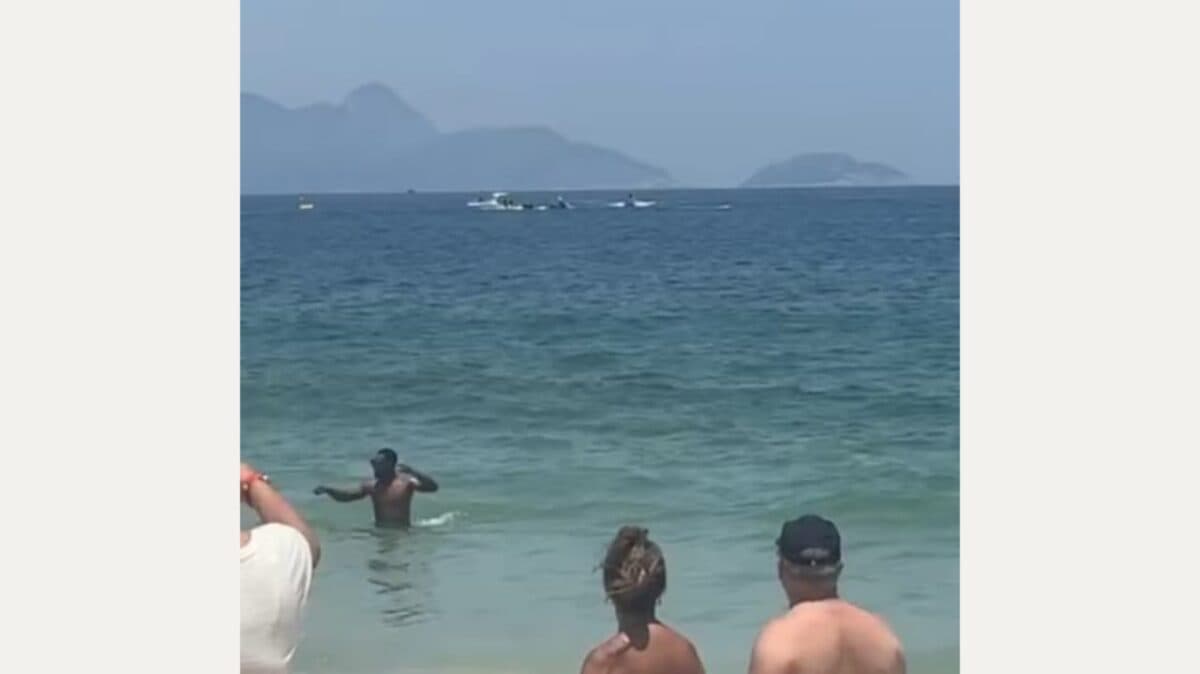Avião cai no mar e corpo é encontrado, no Rio de Janeiro