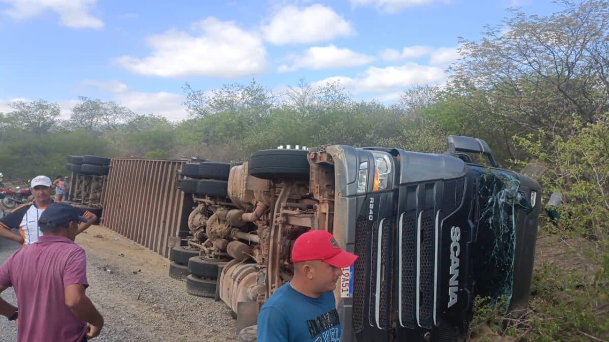 Carreta com cerca de 80 bois tomba em São José de Piranhas; alguns animais morreram