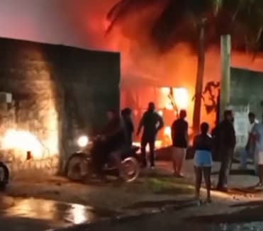 Garagem pega fogo em Mataraca e destrói ônibus, um trator e caminhão
