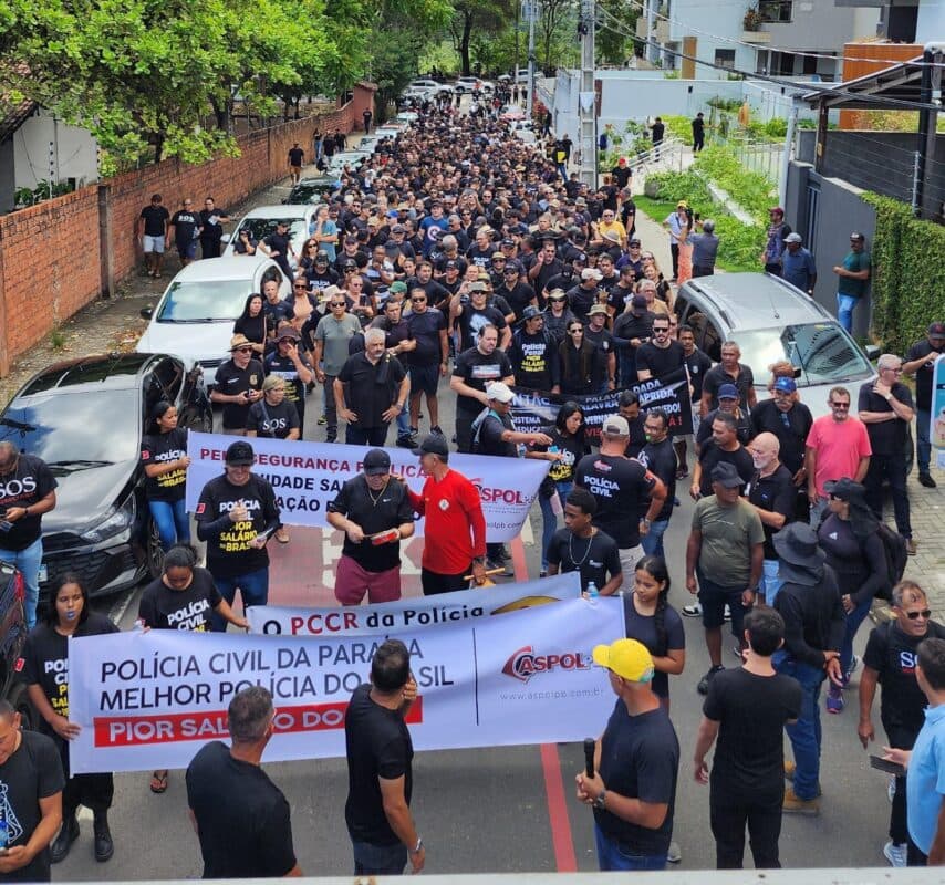 Policiais protestam em João Pessoa por melhores salários e criticam aumento concedido apenas a delegados
