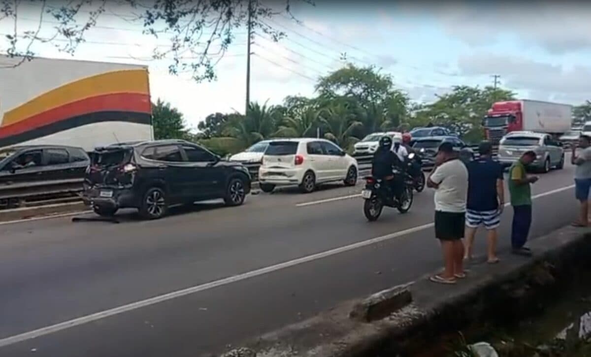 Engavetamento entre caminhão e dois carros deixa trânsito congestionado na BR-101, em Bayeux