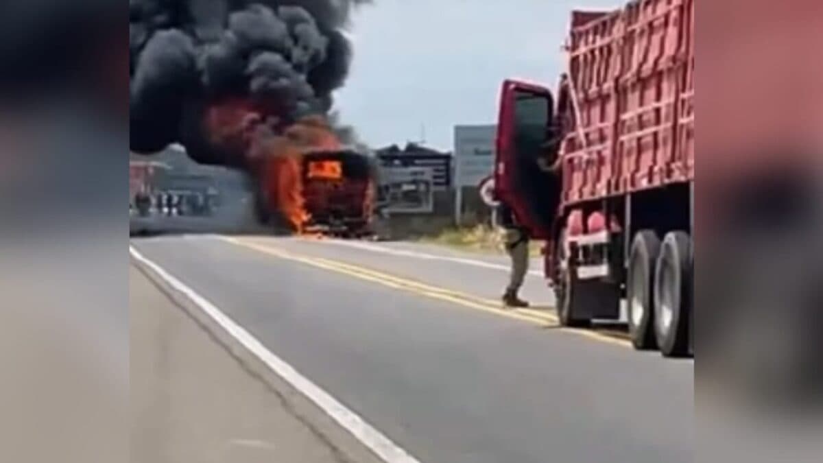 Incêndio destrói ônibus de viagens em Sousa, no Sertão da Paraíba