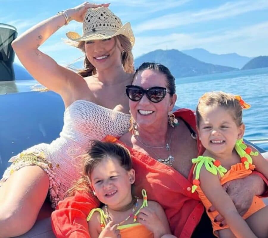 Mãe de Virginia Fonseca é hospitalizada após sofrer acidente de carro em Goiânia