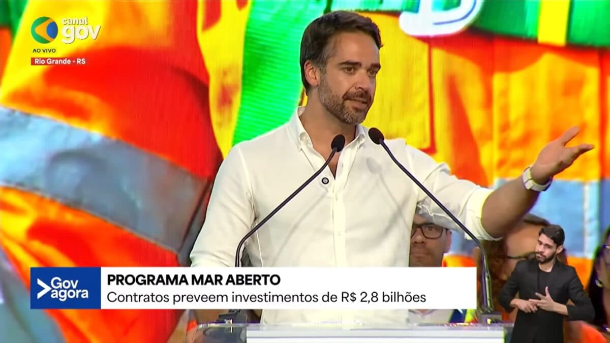 Eduardo Leite é vaiado em evento com Lula e ironiza: "este é o amor que venceu o medo?"