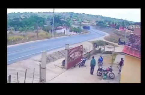 Caminhão-pipa capota e deixa pai e filho feridos em trecho da PB-113, na Paraíba