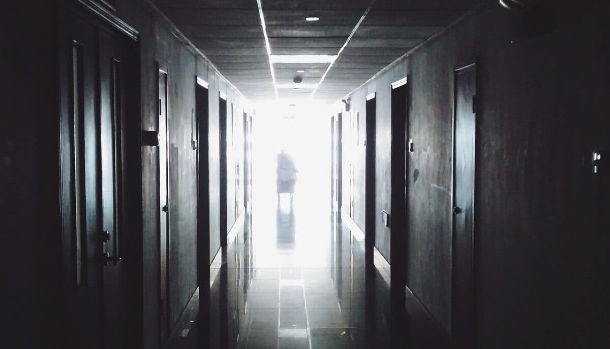 Assalto: funcionários de hospital em Campina Grande tentam desarmar adolescente, menor dispara, mas arma falha