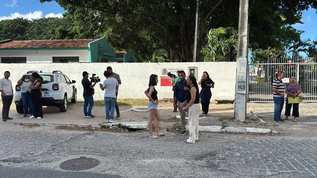 Famílias discutem em frente ao cemitério do Cristo por troca de corpos