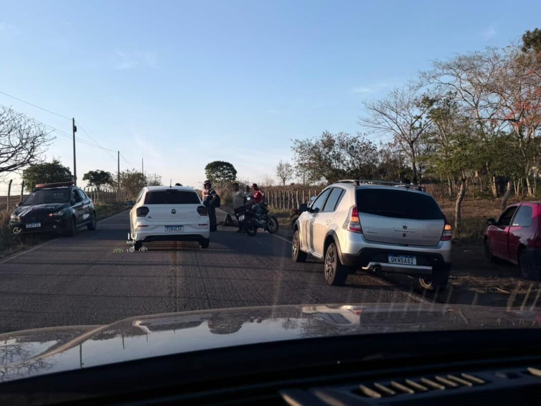 Acidente entre carro e moto deixa ferido na PB-073, entre Pirpirituba e Guarabira