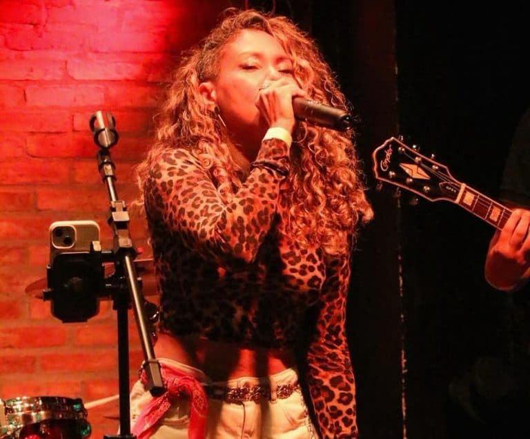 Circulador Cultural apresenta Lívia Kiedes e Banda Reggaear neste domingo