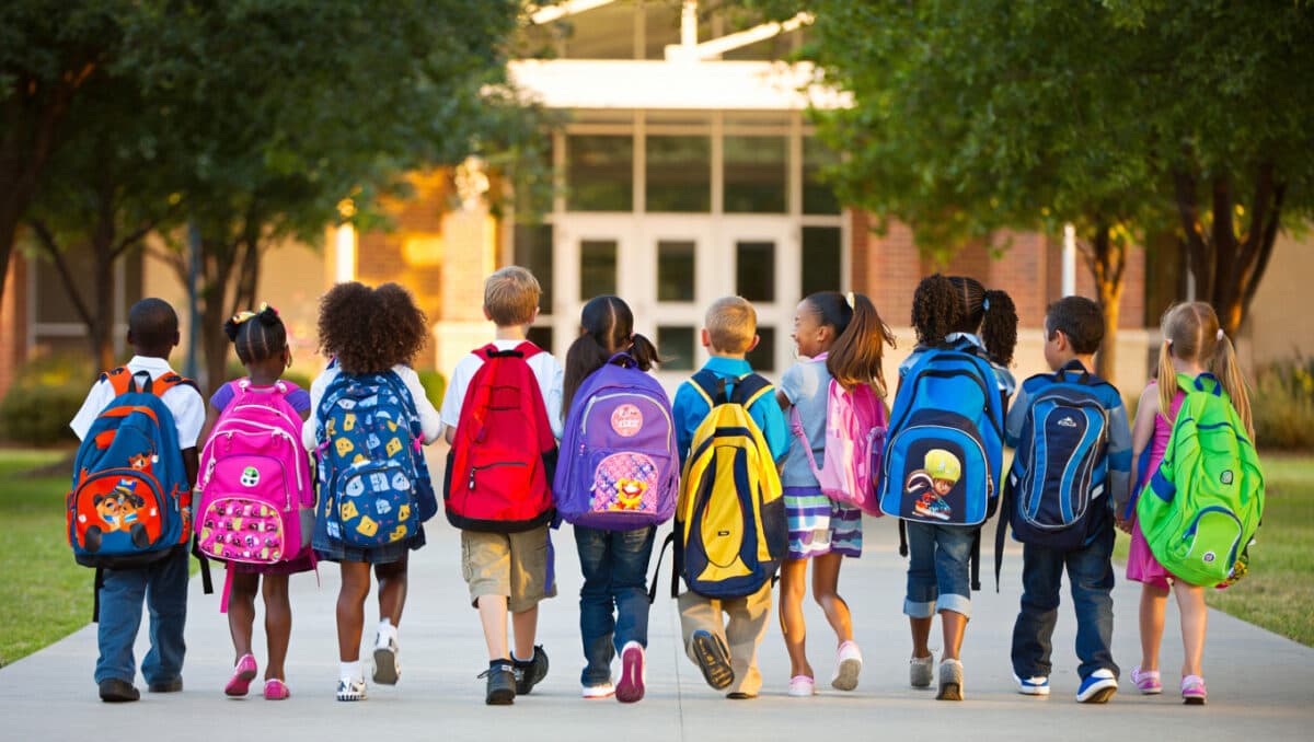 Peso das mochilas acende alerta sobre e saúde da coluna infantil na volta às aulas