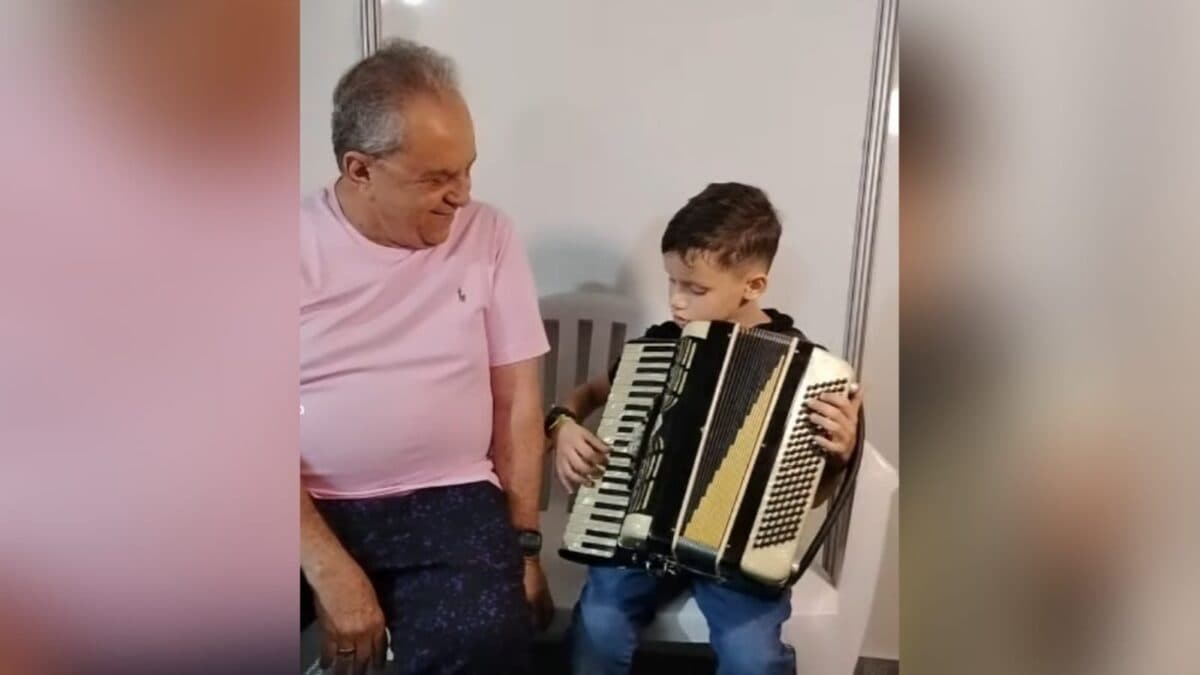 VÍDEO: sanfoneiro mirim paraibano realiza sonho de conhecer Flávio José e Luan Estilizado