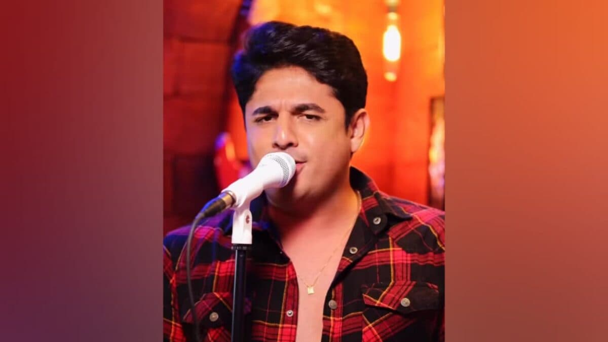 Investigado por violência contra a esposa, cantor João Lima se apresenta à polícia