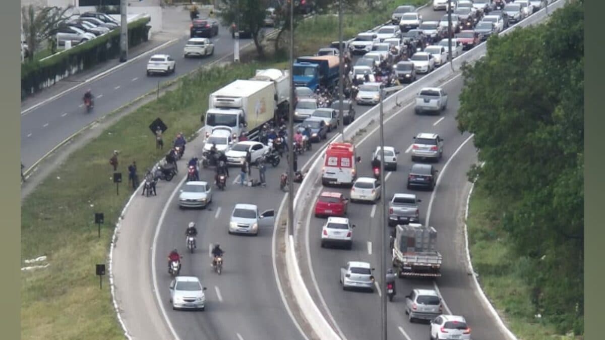 Acidente na BR-230, no Jardim São Paulo, deixa três pessoas feridas