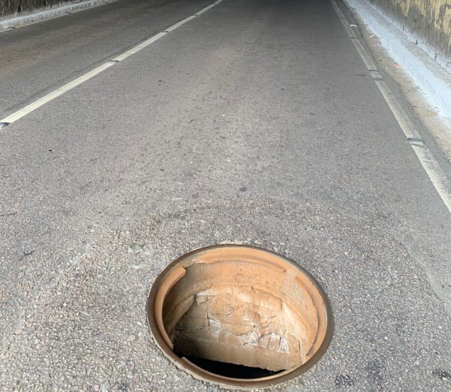 PERIGO: bueiro sem tampa é flagrado em viaduto do Centro de João Pessoa