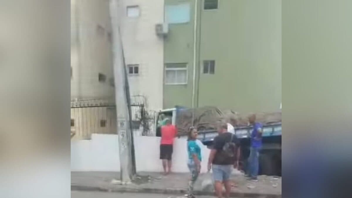 Caminhão desgovernado derruba muro e invade condomínio em Campina Grande